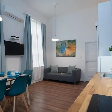 Brand New Stylish In The Center-with Ac *